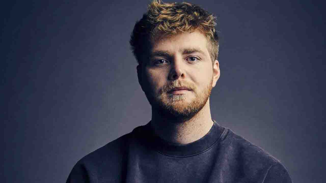 Alex Warren Tops